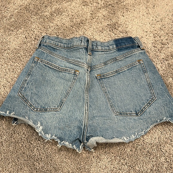 Abercrombie & Fitch Light Medium High Rise Mom Short (size 27/4) - Picture 8 of 9
